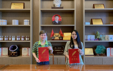 祝賀江西撫州市潘女士成功簽約翌芙萊加盟商！